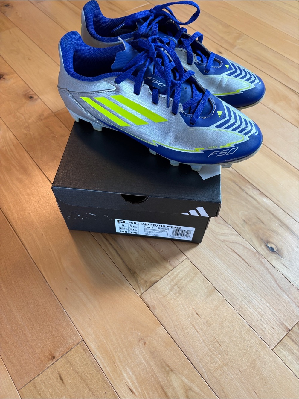 Messi f50 Soccer Cleats - Youth Size US 6